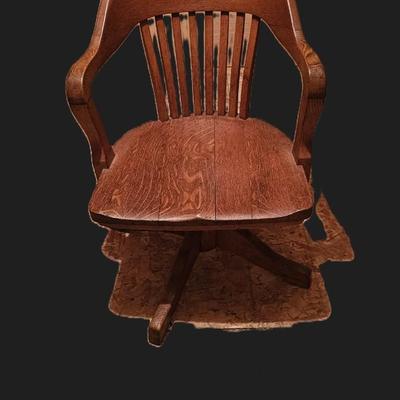Swivel Chair on wheels