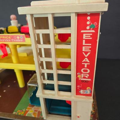 Vintage Fisher-Price #930 Parking Ramp Service Center – With Figures & Cars
