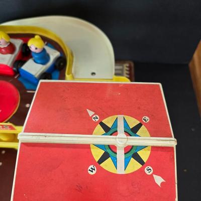Vintage Fisher-Price #930 Parking Ramp Service Center – With Figures & Cars
