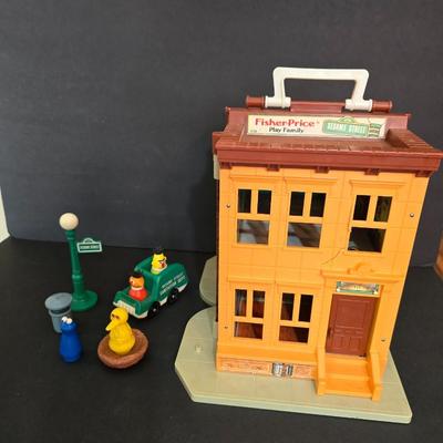 Vintage Fisher-Price Sesame Street Play Family Playset #938 – With Figures & Accessories
