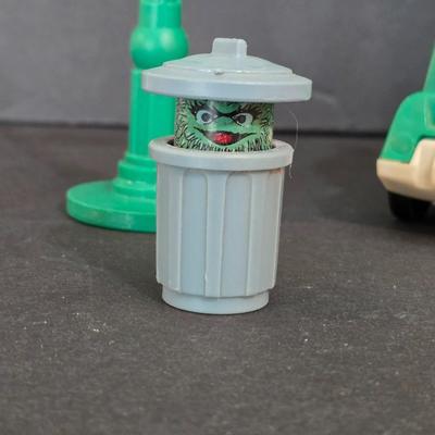 Vintage Fisher-Price Sesame Street Play Family Playset #938 – With Figures & Accessories
