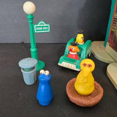 Vintage Fisher-Price Sesame Street Play Family Playset #938 – With Figures & Accessories