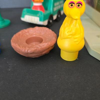 Vintage Fisher-Price Sesame Street Play Family Playset #938 – With Figures & Accessories