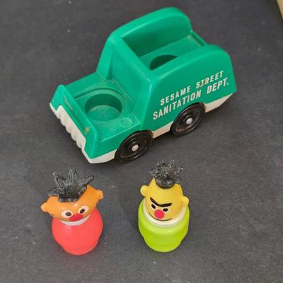 Vintage Fisher-Price Sesame Street Play Family Playset #938 – With Figures & Accessories