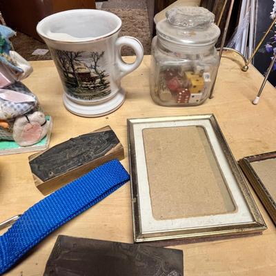 Lot 257 Assortment of advertising/ decor