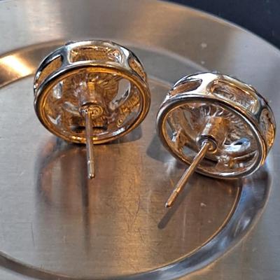 Beautiful 1 ct Moissanite and synthetic Zirconia