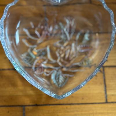 Sale Photo Thumbnail #158: Beautiful vintage-style heart-shaped trinket or candy dish with an ornate floral lid. A sweet accent for vanities, dressers, or gifting.