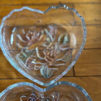 Sale Photo Thumbnail #159: Beautiful vintage-style heart-shaped trinket or candy dish with an ornate floral lid. A sweet accent for vanities, dressers, or gifting.