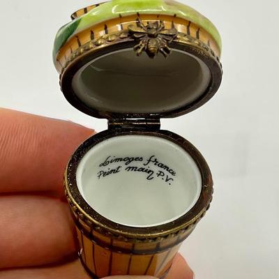 Sale Photo Thumbnail #353: Signed on lid P.V.
Measurements:
2.5" in height, 1.5" in diameter