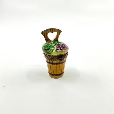 Sale Photo Thumbnail #351: Signed on lid P.V.
Measurements:
2.5" in height, 1.5" in diameter