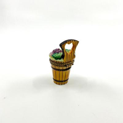 Sale Photo Thumbnail #352: Signed on lid P.V.
Measurements:
2.5" in height, 1.5" in diameter