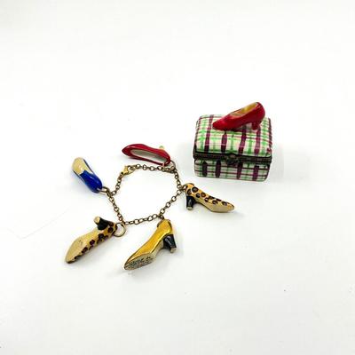 Sale Photo Thumbnail #367: Limited Edition 17 out of 500
Signed Ansonia
Measurements:
Shoe Box is 2" in width, 2" in height
Shoe Bracelet is 6.5"