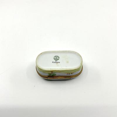 Sale Photo Thumbnail #385: Handpainted Country Scene
Measurements:
2.75" in width, 1.5" in height
