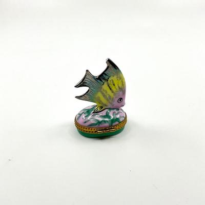Sale Photo Thumbnail #423: Chipped on top fin
2.5" Height, 1.75" Width