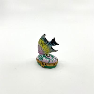 Sale Photo Thumbnail #421: Chipped on top fin
2.5" Height, 1.75" Width