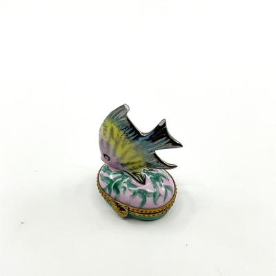 Sale Photo Thumbnail #422: Chipped on top fin
2.5" Height, 1.75" Width