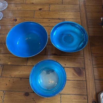 Sale Photo Thumbnail #171: Striking set of three mid-century silver-toned footed bowls with vibrant blue glass interiors. Unique accent bowls or serving pieces.
