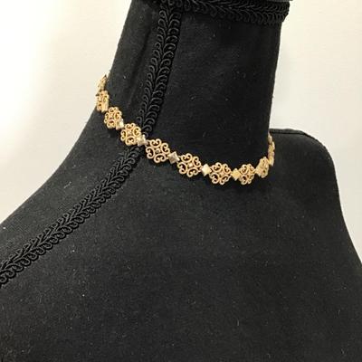 Beautiful vintage Avon, choker 70s gold toned adjustable 14 inch
