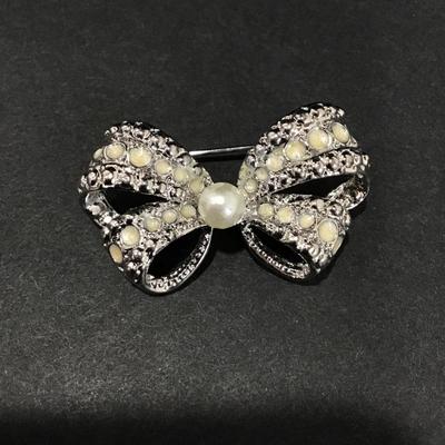 Vintage bow brooch