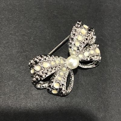 Vintage bow brooch