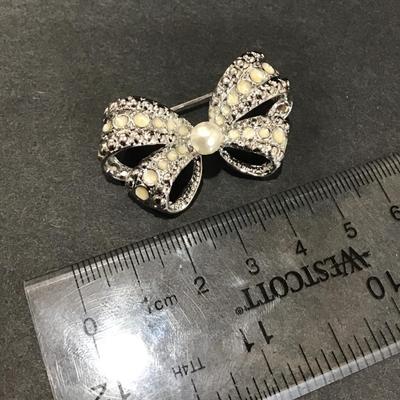 Vintage bow brooch