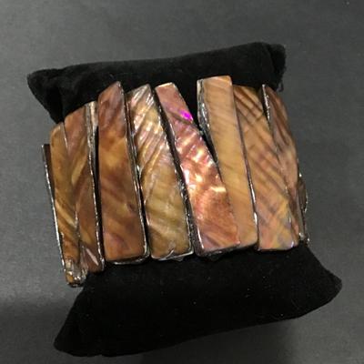Shell stretch bracelet