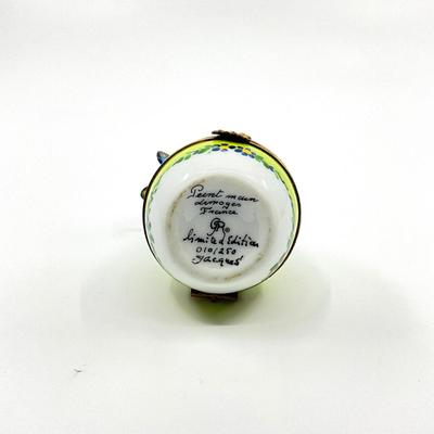 Sale Photo Thumbnail #454: Limited Edition Jacques Collection 10 out of 250
Measurements:
3" in height, 1.75" in diameter