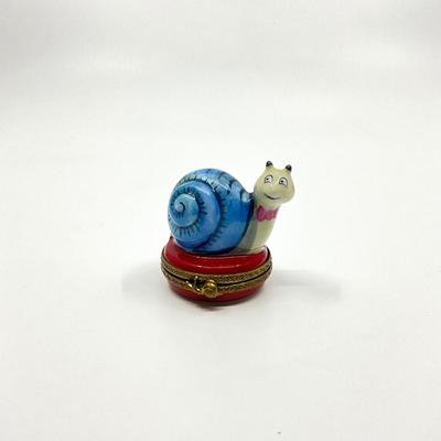 Sale Photo Thumbnail #480: Artist signed by Julie
Limited Edition 210 out of 500
Measurements:
1.75" in height, 1.5" in diameter