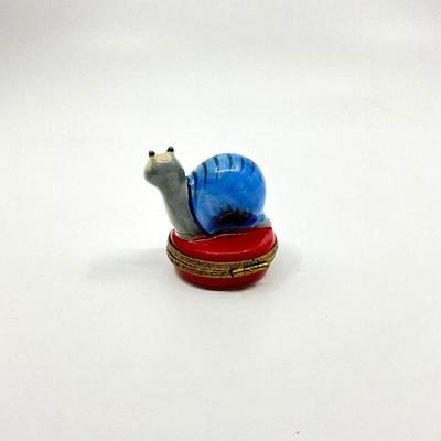 Sale Photo Thumbnail #481: Artist signed by Julie
Limited Edition 210 out of 500
Measurements:
1.75" in height, 1.5" in diameter