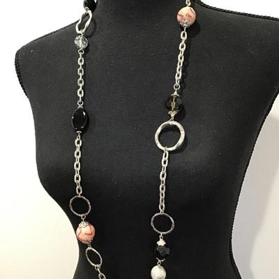 Beautiful big Faceted glass beaded necklace. Very nice.