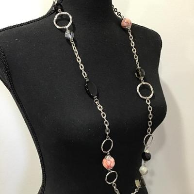 Beautiful big Faceted glass beaded necklace. Very nice.