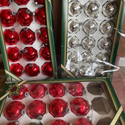 Unique decor with Christmas bulbs