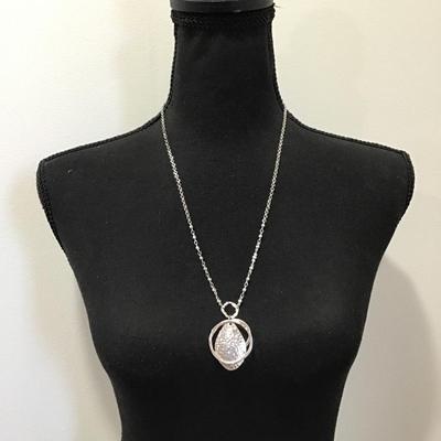 Pretty Silver toned, hammered pendant necklace