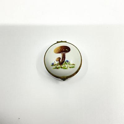 Sale Photo Thumbnail #586: Signed by S.A.
Measurements;
2" in diameter, 1.5" in height