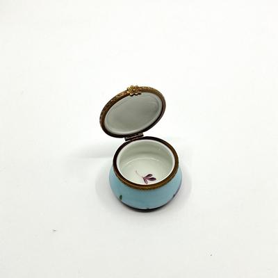Sale Photo Thumbnail #591: Signed by Pierre Vieille
Measurements:
1.5" in diameter, 1" in height