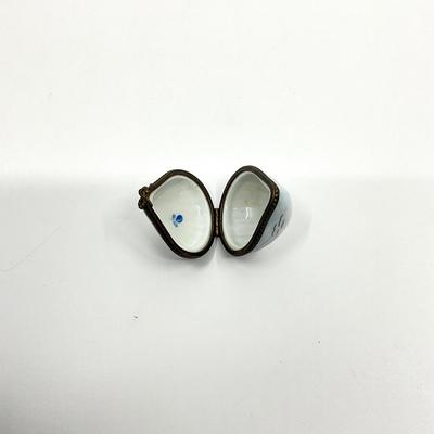 Sale Photo Thumbnail #596: Signed by Pierre Vieille
Measurements:
1.75" in length, 1" in height