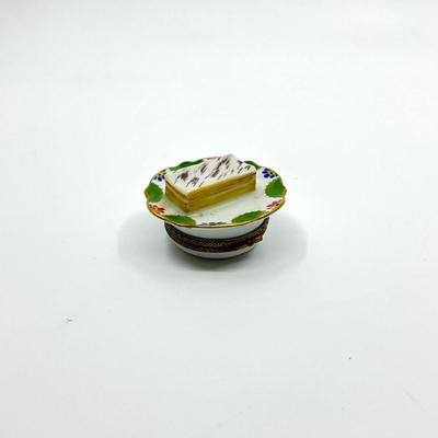 Sale Photo Thumbnail #609: Signed by C.P.
Measurements:
1.75" in diameter, 1" in height