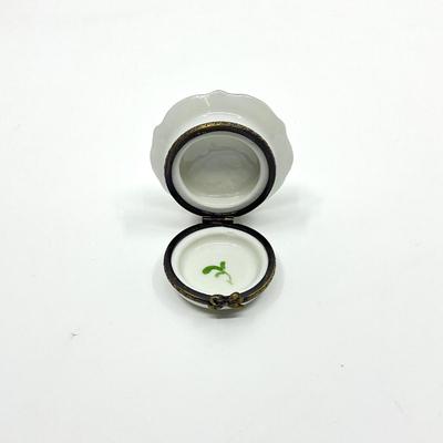 Sale Photo Thumbnail #611: Signed by C.P.
Measurements:
1.75" in diameter, 1" in height