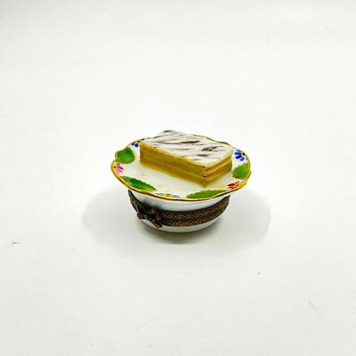 Sale Photo Thumbnail #608: Signed by C.P.
Measurements:
1.75" in diameter, 1" in height
