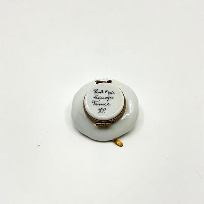 Sale Photo Thumbnail #617: Measurements:
1.5" Diameter, 1" Height
