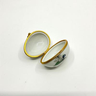 Sale Photo Thumbnail #625: Signed by J.M.
measurements:
2.25" in length, 1.5" in height