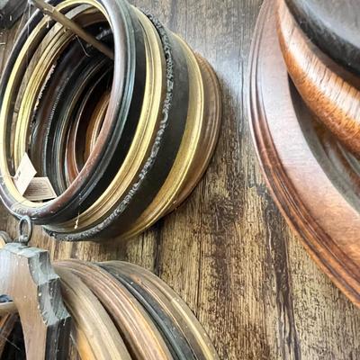 Lot 297 Lot of round/ oval frames