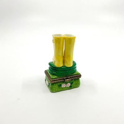 Sale Photo Thumbnail #631: Midwest Porcelain 
Latch is loose
Measurements:
2" in width, 1.25" in depth, 1.5" in height