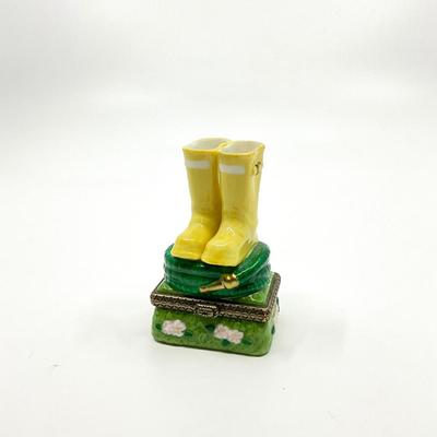 Sale Photo Thumbnail #630: Midwest Porcelain 
Latch is loose
Measurements:
2" in width, 1.25" in depth, 1.5" in height