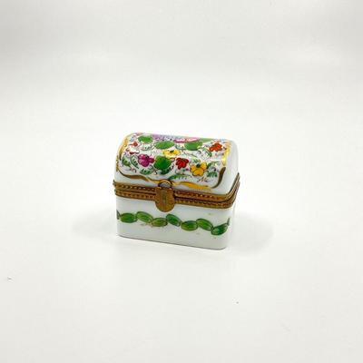 Sale Photo Thumbnail #638: Measurements:
2" in width, 1.25" in depth, 1.5" in height