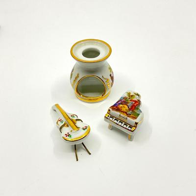 Sale Photo Thumbnail #647: 1930 mini-cello with stand, candlestick, 3 thimbles, Tart holder, Trinket Box, mini- piano
Lot includes 10 pieces in total.
measurements of trinket box:
2.5" in diameter, 1" in height