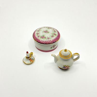 Sale Photo Thumbnail #648: 1930 mini-cello with stand, candlestick, 3 thimbles, Tart holder, Trinket Box, mini- piano
Lot includes 10 pieces in total.
measurements of trinket box:
2.5" in diameter, 1" in height