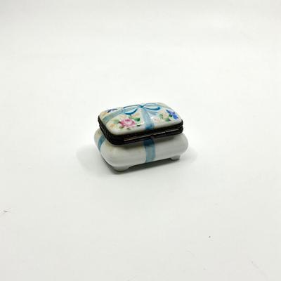 Sale Photo Thumbnail #653: Measurements:
1.25" in width, 1" in depth, 1" in height