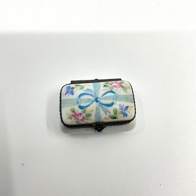 Sale Photo Thumbnail #654: Measurements:
1.25" in width, 1" in depth, 1" in height