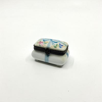 Sale Photo Thumbnail #652: Measurements:
1.25" in width, 1" in depth, 1" in height